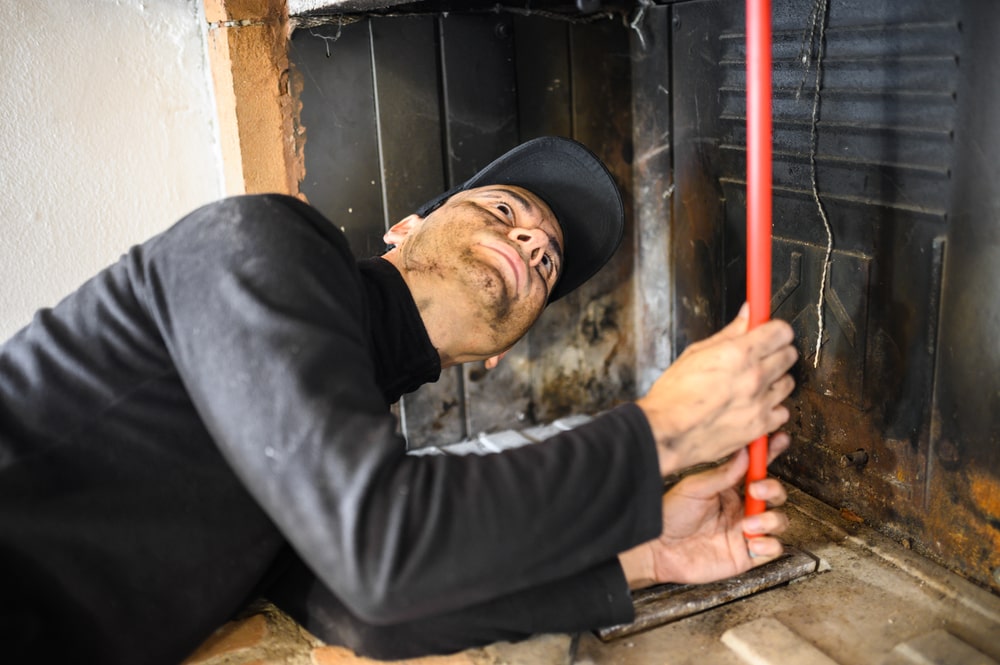 Conseils et étapes à suivre pour un ramonage de cheminée réussi et sécurisé